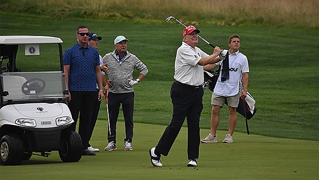 Трамп отправился в гольф-клуб на фоне скандала из-за его любви к игре