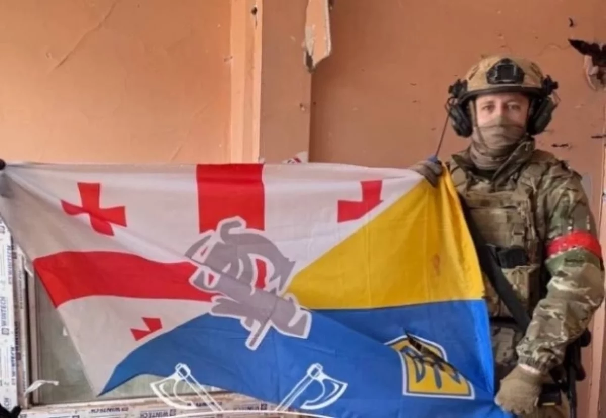 В Судже обнаружили брошенный флаг наемников из Грузии