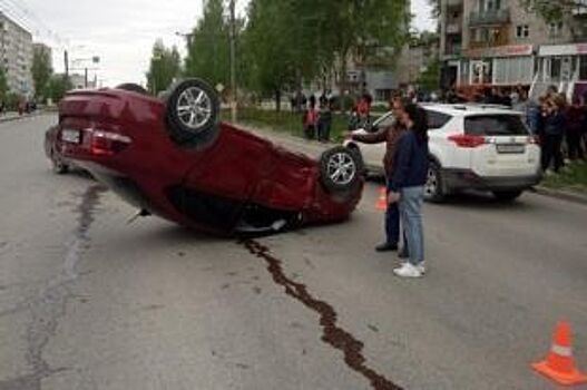 В Прикамье водитель не уступил дорогу и перевернулся за рулём иномарки