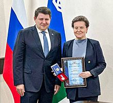 Губернатор ХМАО получила награду от мэра Макеевки
