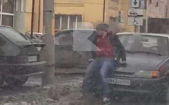 В центре Рязани водитель прокатил мужчину на капоте автомобиля