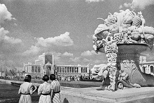Москвичи вспомнили о фонтане на месте легендарного «Каменного цветка»