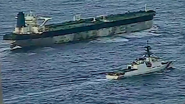 Береговая охрана США показала кадры конвоирования танкера «Маринера»