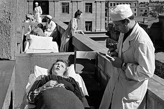 Куда летом поехать пенсионеру - на дачу или в санаторий?