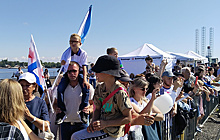 Жители Кронштадта отмечают День ВМФ гуляниями и праздничным концертом