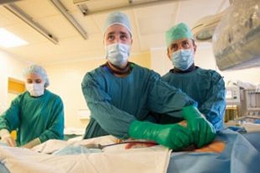 Хирурги Красноярска через прокол в руке провели операцию на сонной артерии