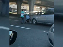 Безрассудную мать с ребенком сбили на магистрали в Казани