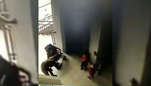 Ребенок на глазах фотографировавшей матери упал в лестничный пролет в Сочи