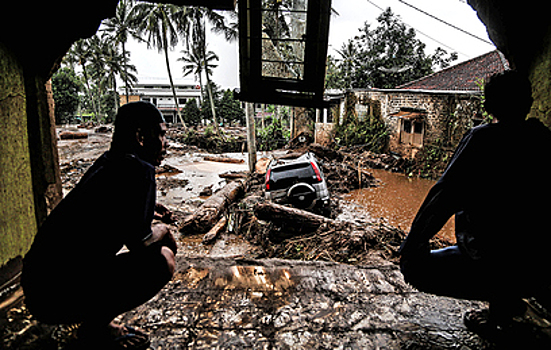 Более 60 человек стали жертвами сильных наводнений и оползней в Индонезии