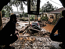 Более 60 человек стали жертвами сильных наводнений и оползней в Индонезии