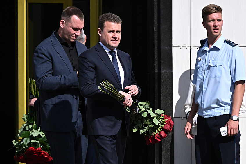 Заместитель председателя правительства РФ Александр Новак (в центре) на церемонии прощания с бывшим министром транспорта Романом Старовойтом в ЦКБ, Москва, 10 июля 2025 года