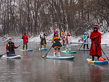 Костюмированный Новогодний заплыв на сапах прошёл в Новосибирске