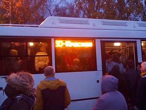 Жители Управленческого пригласили Азарова и Лапушкину прокатиться на переполненных автобусах № 50