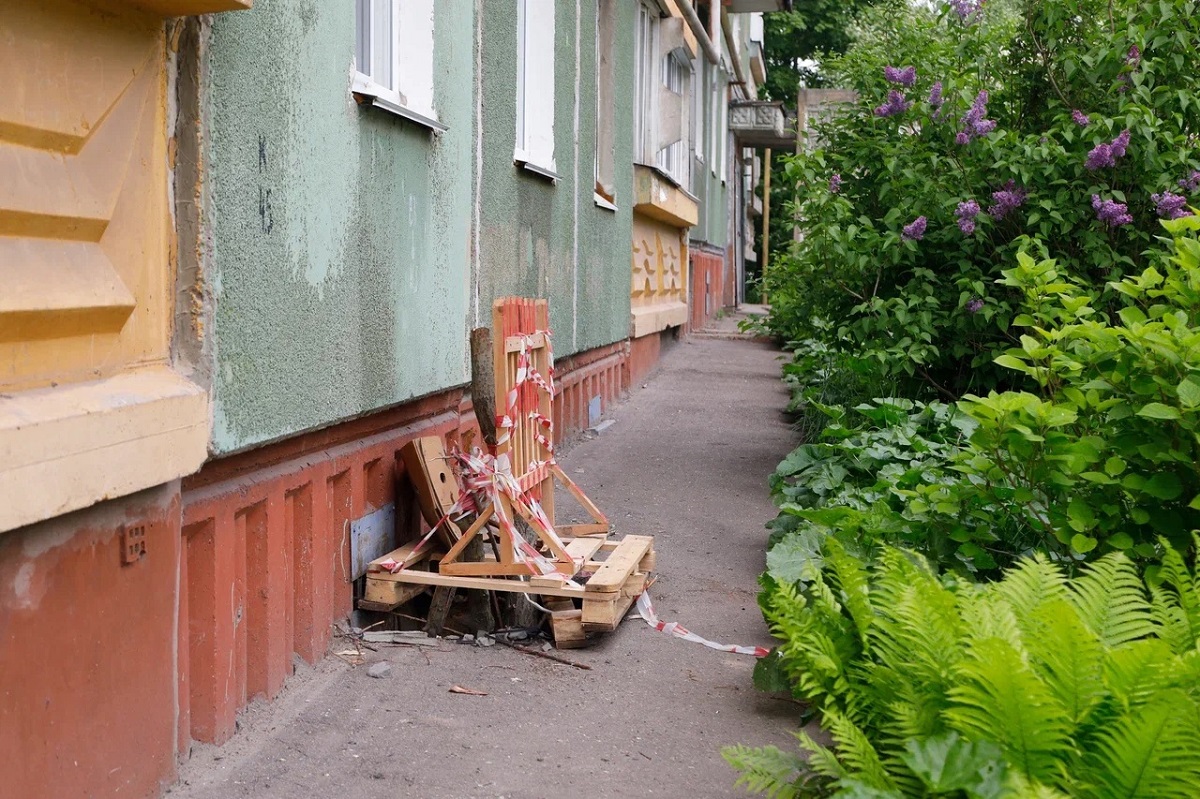 Провал из-за коммунальной аварии образовался у стены дома в Нижнем Новгороде