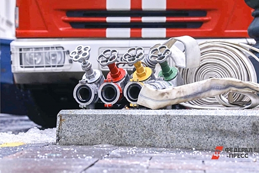 Под Красноярском полыхает деревообрабатывающий цех