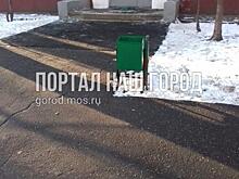 Коммунальные службы починили сломанную урну на Вострухина