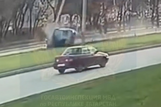 В Татарстане Lada вылетела с проезжей части и перевернулась