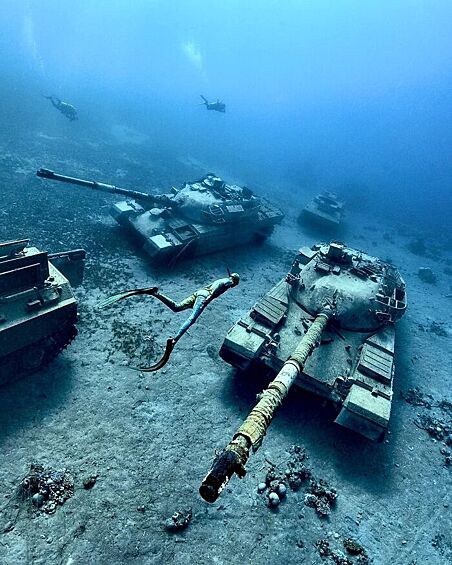 Старые танки под водой.