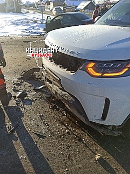 Люксовый внедорожник попал в жесткое ДТП в Кемерове