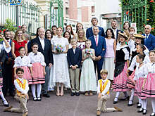 Князья Монако Альбер II и Шарлен отвлели дочь и сына в школу