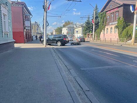 Главная улица Костромы окрасилась в кроваво-красный из-за аварии с мотоциклом