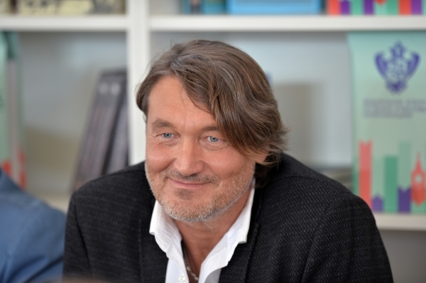 «Гений и злодейство»: Писатель Отрошенко о секретах спектакля «Кто убил Симон-Деманш»