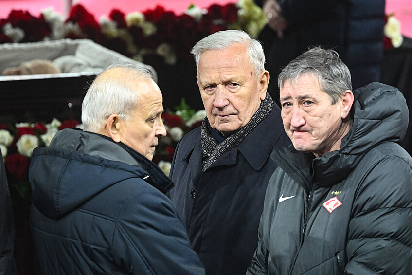 Почетный президент Российского футбольного союза (РФС) Вячеслав Колосков (в центре) на церемонии прощания с олимпийским чемпионом 1956 года и лучшим бомбардиром московского «Спартака» Никитой Симоняном на стадионе «Лукойл Арена» в Москве, 27 ноября 2025 года