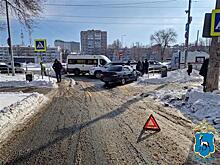 Женщина и ребенок пострадали при столкновении двух легковушек и автобуса в Самаре