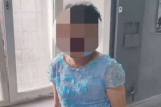 Мужчина в женской одежде устроил скандал возле торгового центра в Якутске