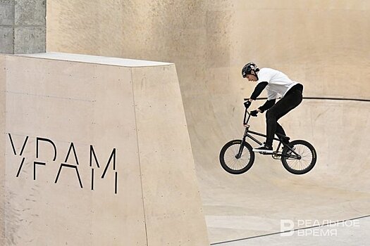 На шоу в Казани BMX-фристайлер сделал сальто через фигуристку Евгению Медведеву