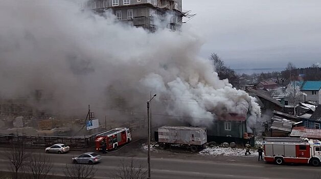 Старый частный дом горел рядом с новой высоткой в Петрозаводске. Совпадение? 