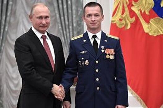 Космонавт из Югры получил награду из рук президента России