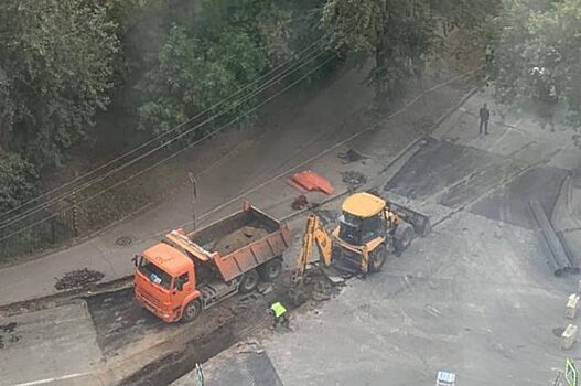 В Новосибирске вскрыли свежий асфальт для укладки труб