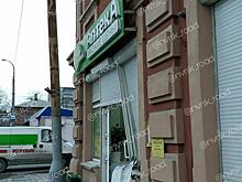 В Новороссийске иномарка протаранила здание аптеки