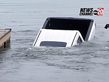 В YouTube появилось видео того, как пикап GMC Sierra случайно тонет в озере