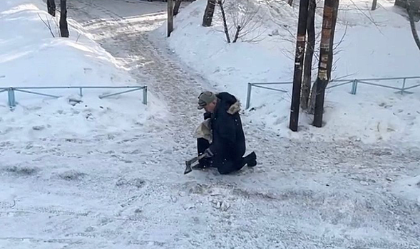 В Оренбурге пенсионеры борются с гололедом с помощью топора
