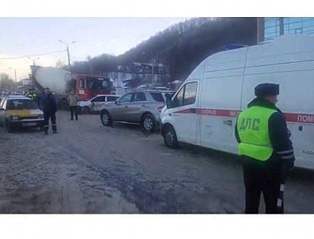 Бетономешалка смяла легковушку в Нижнем Новгороде