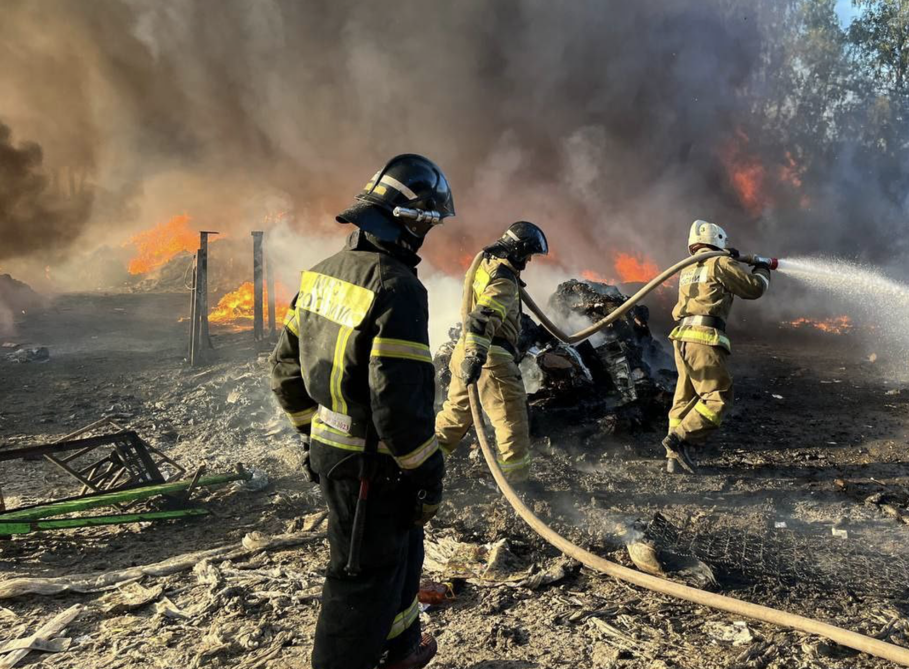В Рязани загорелся склад с прессованной бумагой