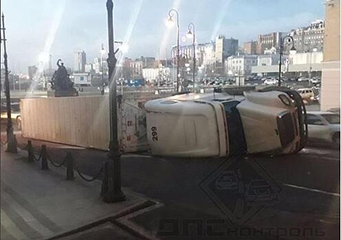 В центре Владивостока перевернулся большегруз