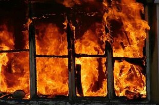 В Прикамье два человека погибли на пожаре в деревянном доме