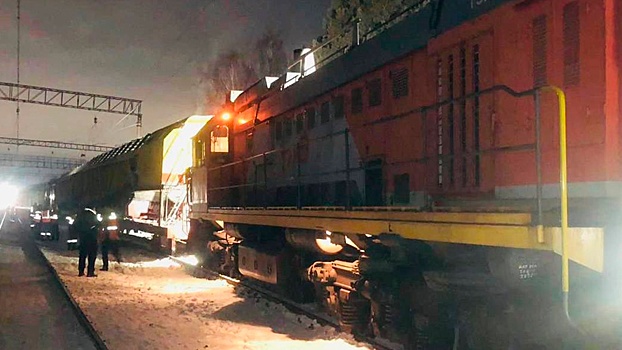 Тепловоз и снегоуборочная машина сошли с рельсов в Томске