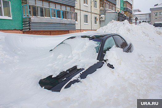 Сургутские автомобилисты вязнут во дворах из-за прошедших снегопадов