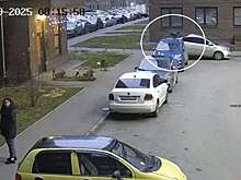 В Балашихе мужчина упал с высоты на автомобиль и попал на видео