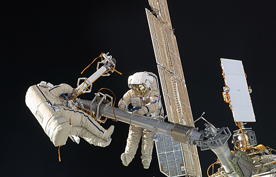 Выход космонавтов в космос могут перенести из-за потери скафандра