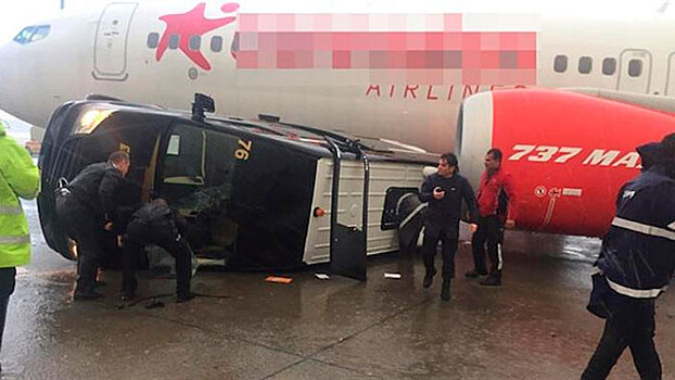Смерч в аэропорту Анталии сняли на видео