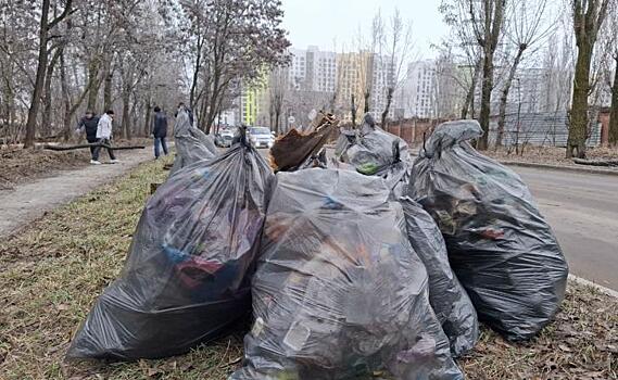 В Курске на улице Ольшанского в микрорайоне КЗТЗ прошёл городской субботник