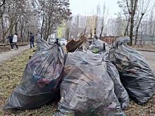 В Курске на улице Ольшанского в микрорайоне КЗТЗ прошёл городской субботник