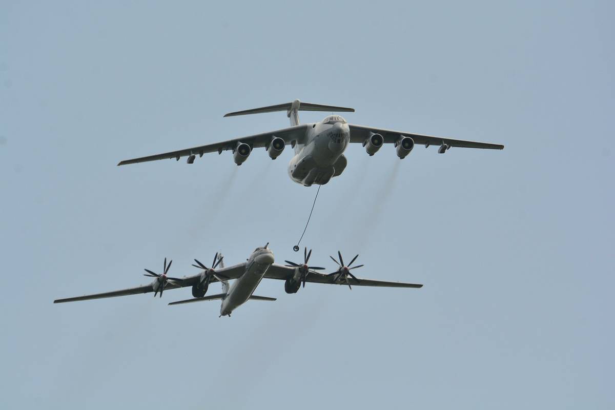 Стало известно о снимающих селфи на фоне российских ракетоносцев воздушных хулиганах