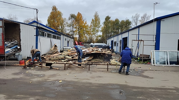 В Металлострое сносят незаконно размещенные магазины и автосервисы