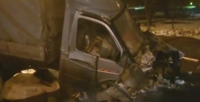 Страшное лобовое ДТП в Москве стало причиной пожара «Газели». Видео